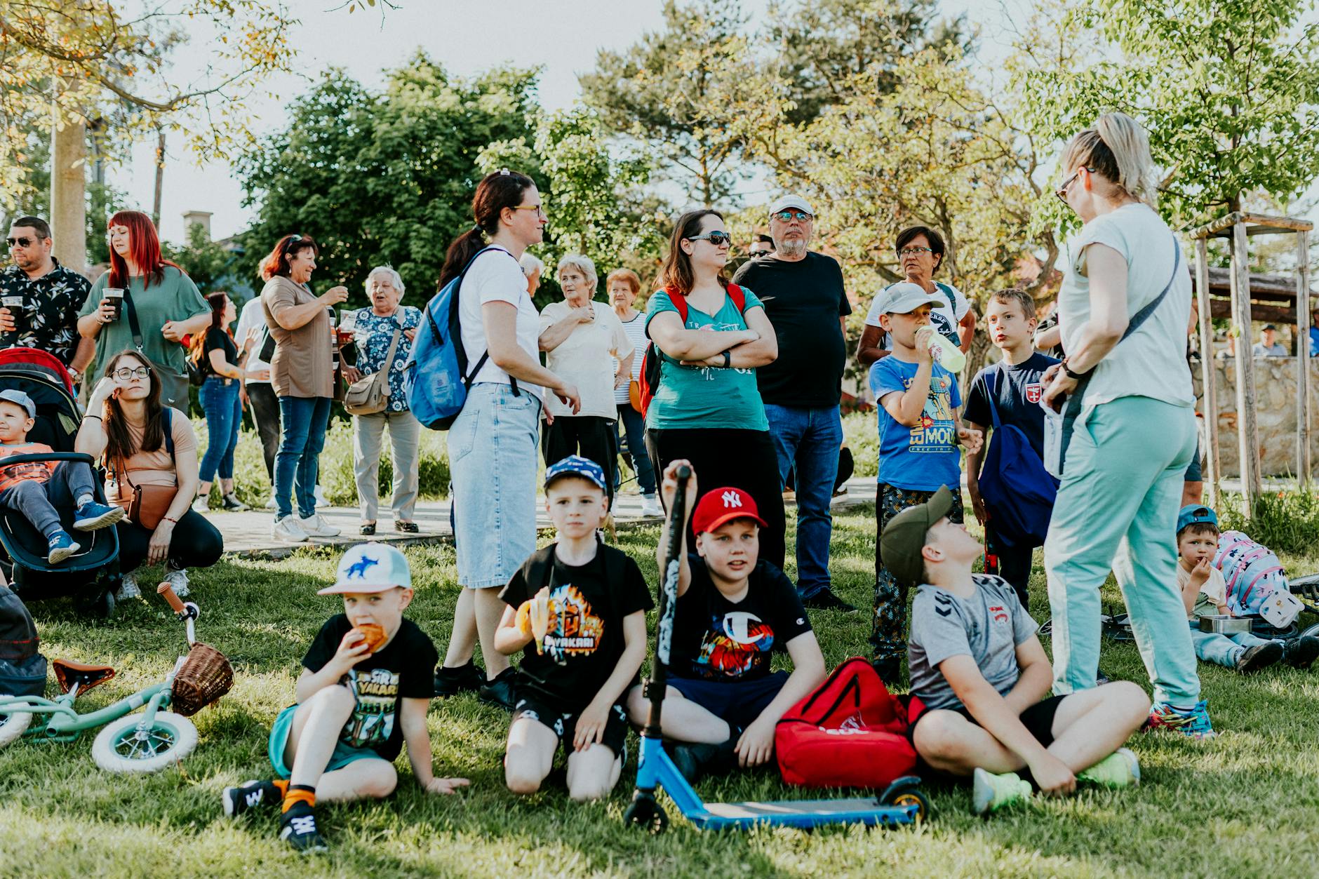 Plakat lub zdjęcie symbolizujące Dzień Ziemi z elementami przyrody i nawiązaniem do Radymna.